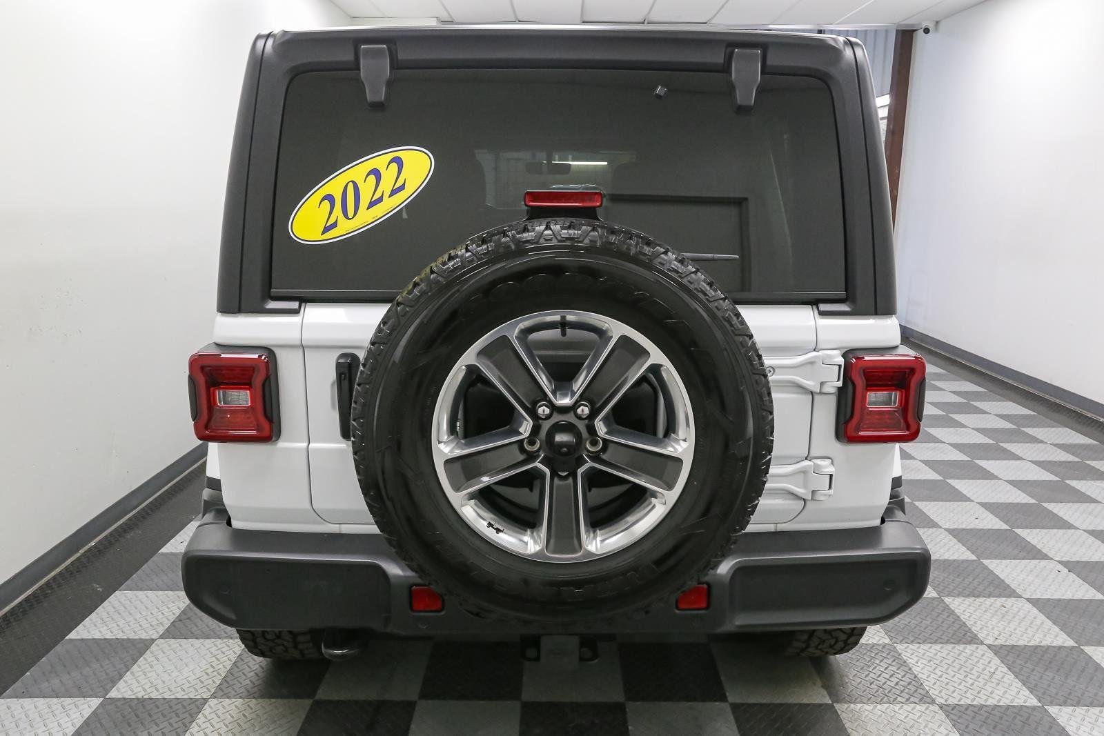 Used 2022 Bright White Clearcoat Jeep Unlimited Sahara image 12