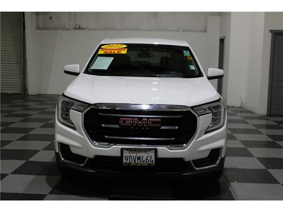 Used 2022 Summit White GMC SLE image 2