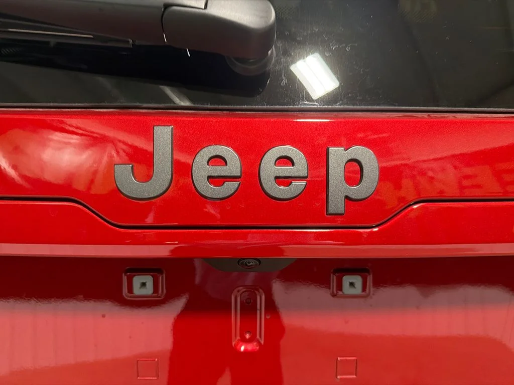 New 2026 Red Hot Pearl-Coat Exterior Paint Jeep Laredo image 8