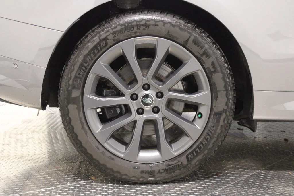 Used 2024  Land Rover Dynamic SE image 13