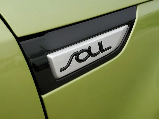 Used 2018 Green Kia Base image 8