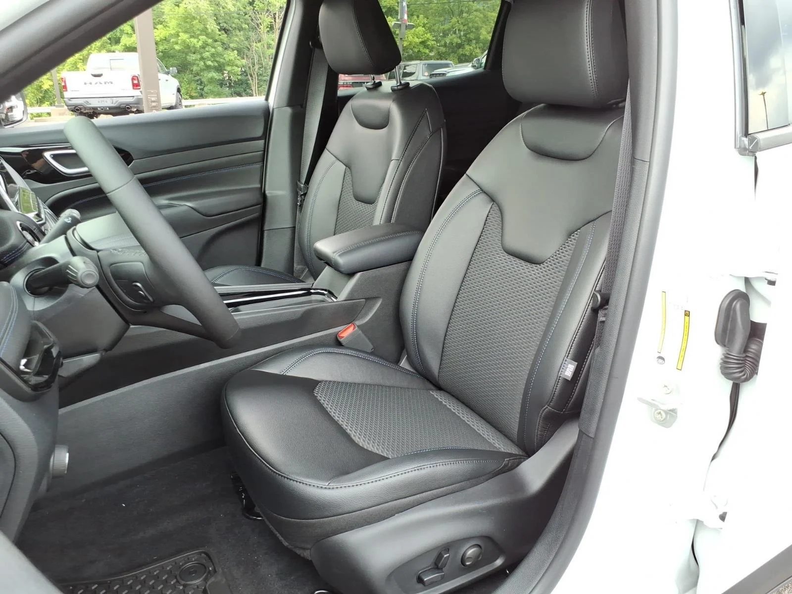 New 2026 Bright White Clearcoat Jeep Latitude Altitude image 4