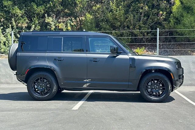 New 2026 Santorini Black Land Rover X-Dynamic SE image 6