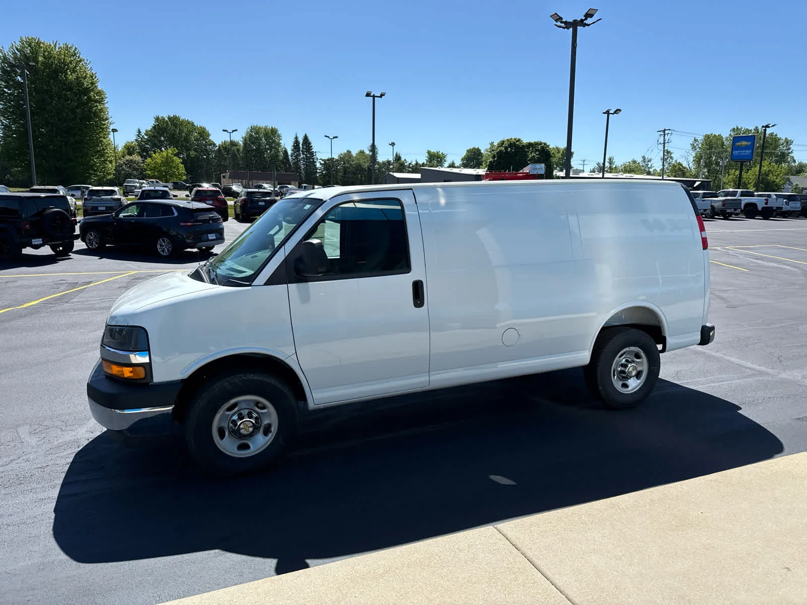 New 2026 Summit White Chevrolet WT image 7