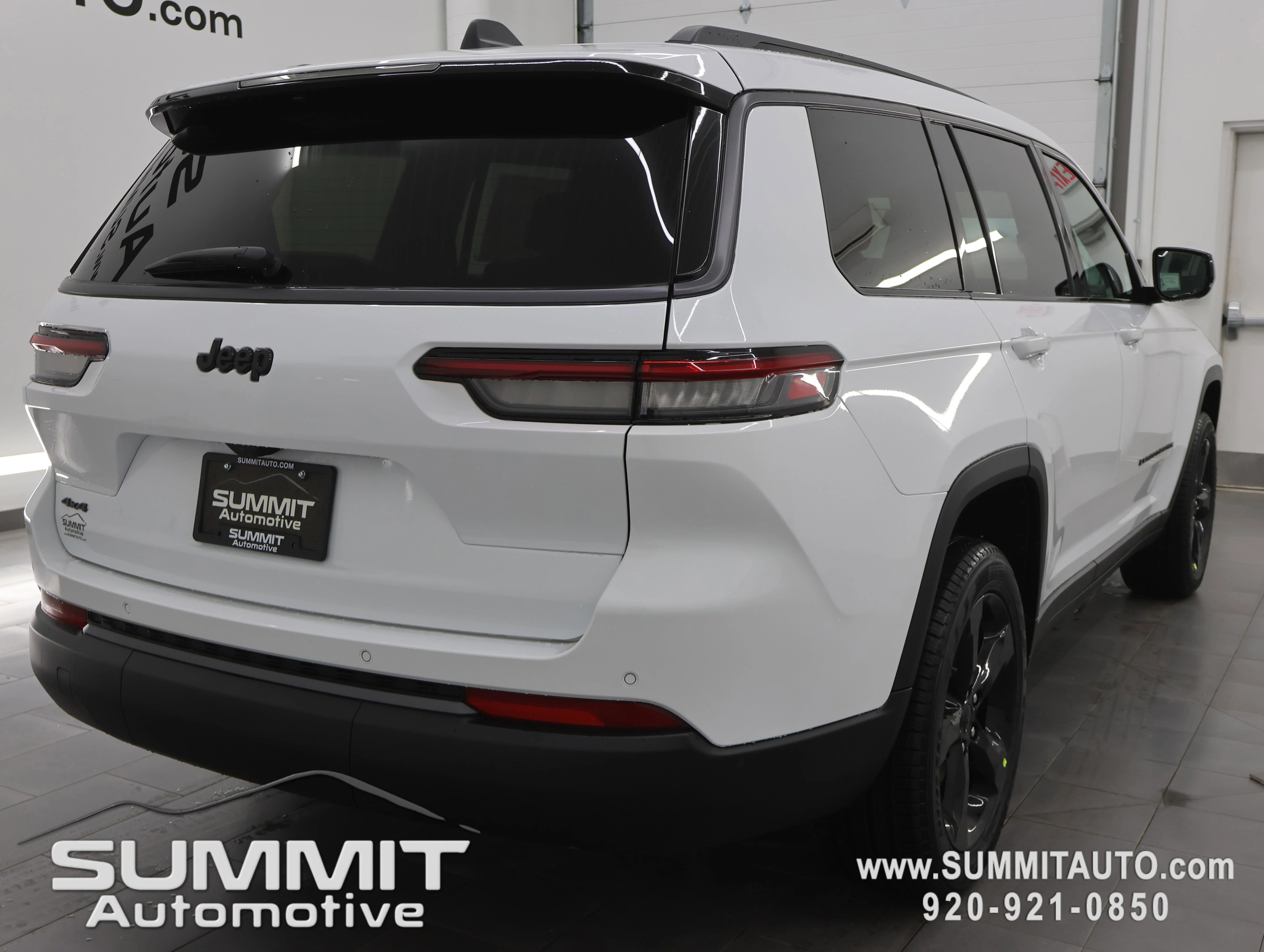 New 2026 Bright White Clear-Coat Exterior Paint Jeep Limited image 5