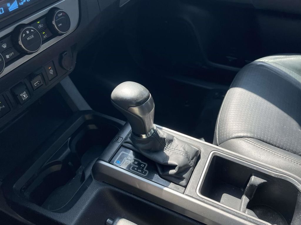 Used 2021  Toyota Limited image 32