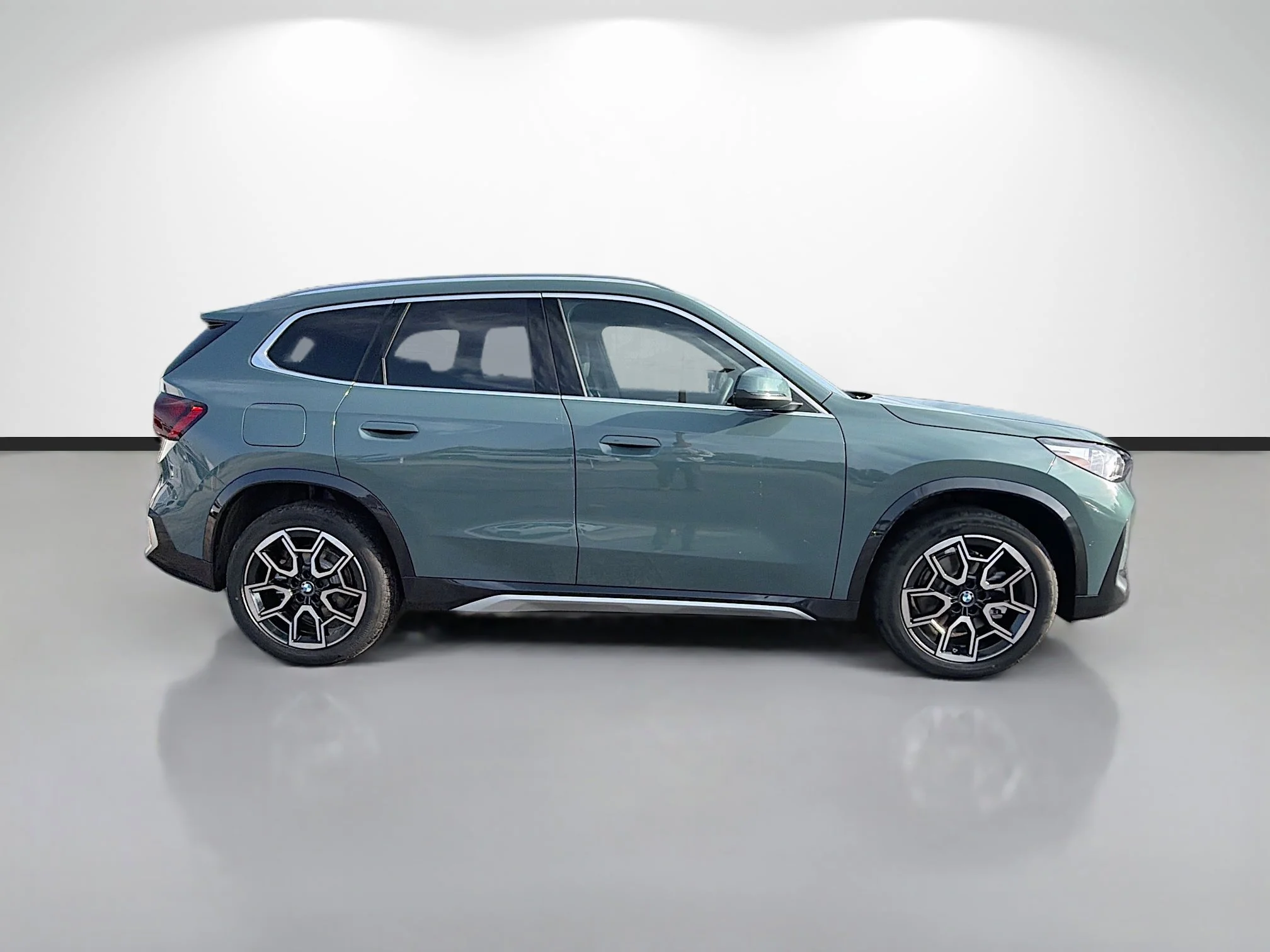 New 2026 Cape York Green Metallic BMW xDrive28i image 2