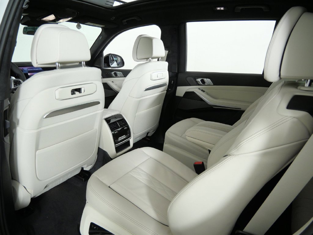 Used 2027 White BMW xDrive40i image 35