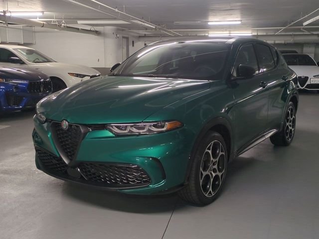 New 2025 Verde (Green) Fangio Metallic Exterior Paint Alfa Romeo Base image 3