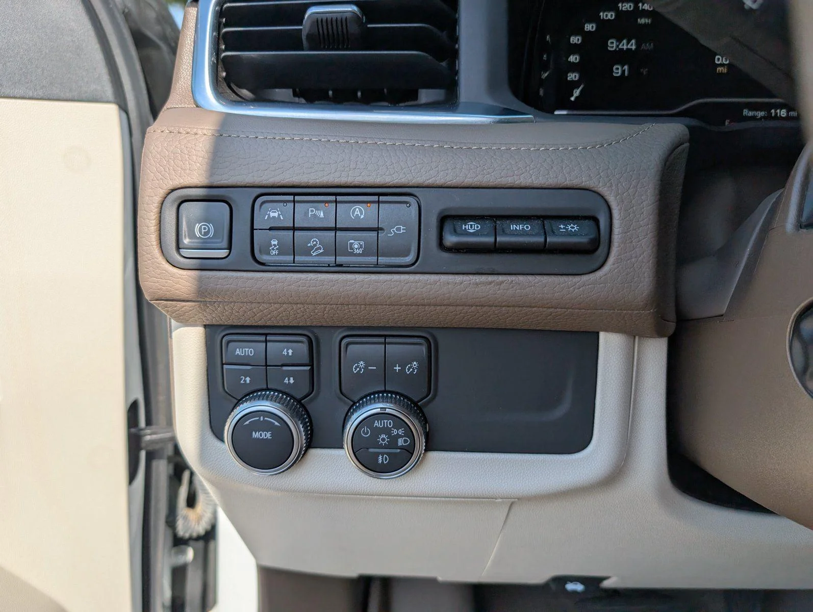 Used 2022 White Frost Tricoat GMC Denali image 29