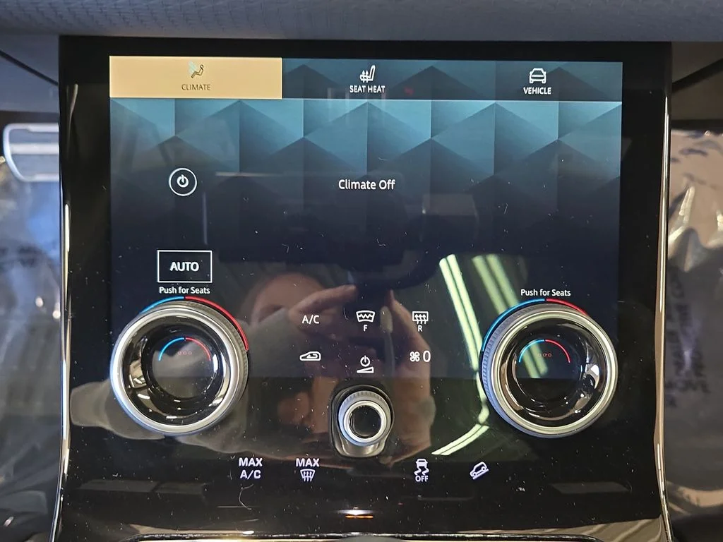 Used 2021  Land Rover Dynamic image 21