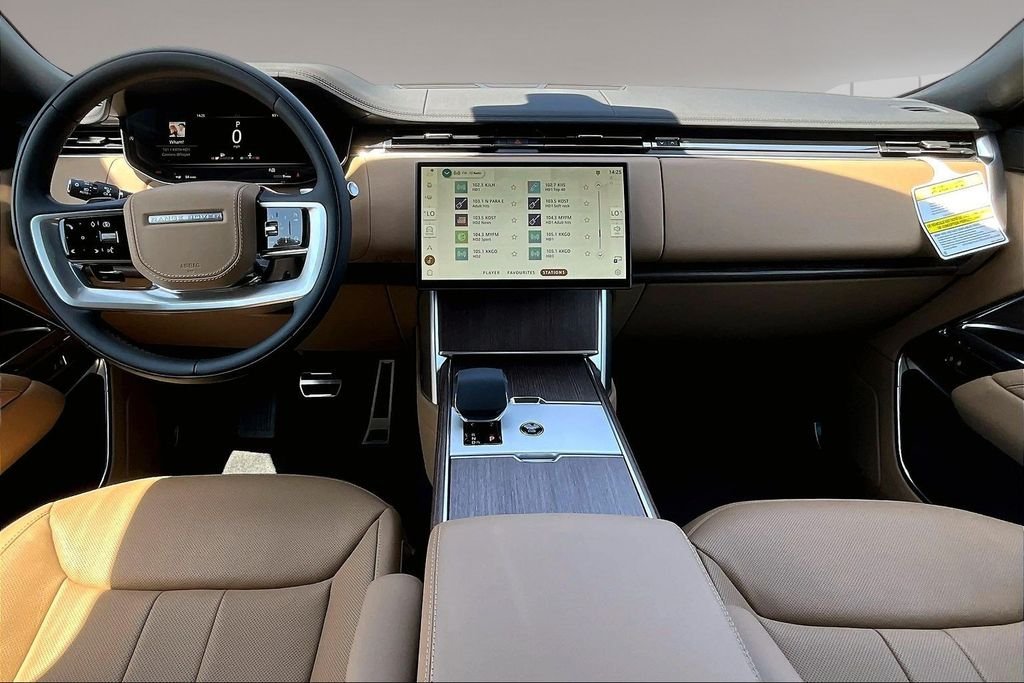 New 2026 SANTORINI BLACK Land Rover SE image 4