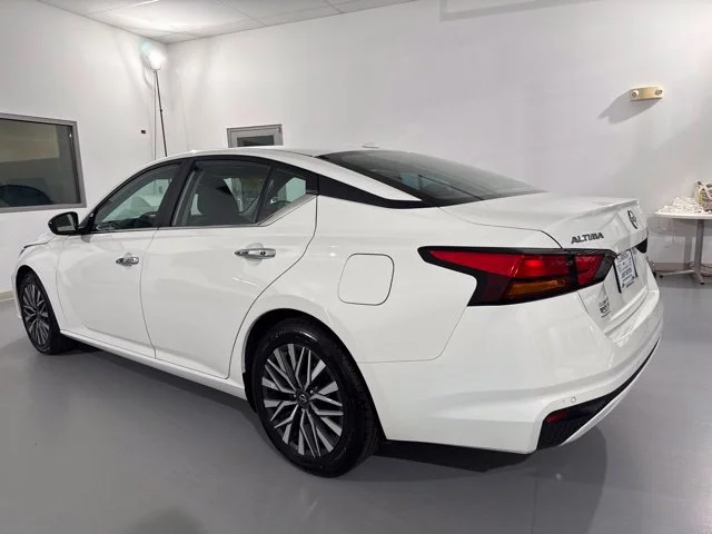 Used 2025 White Nissan 2.5 SV image 5