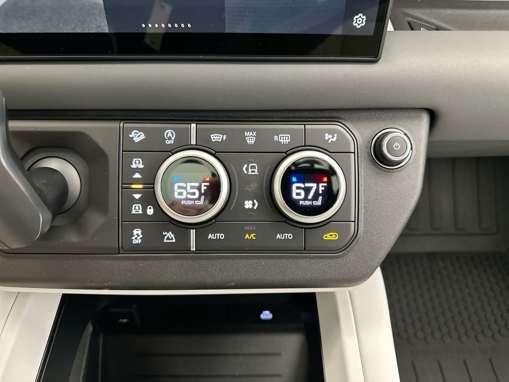 Used 2025 Pangea Green Metallic Land Rover S image 12