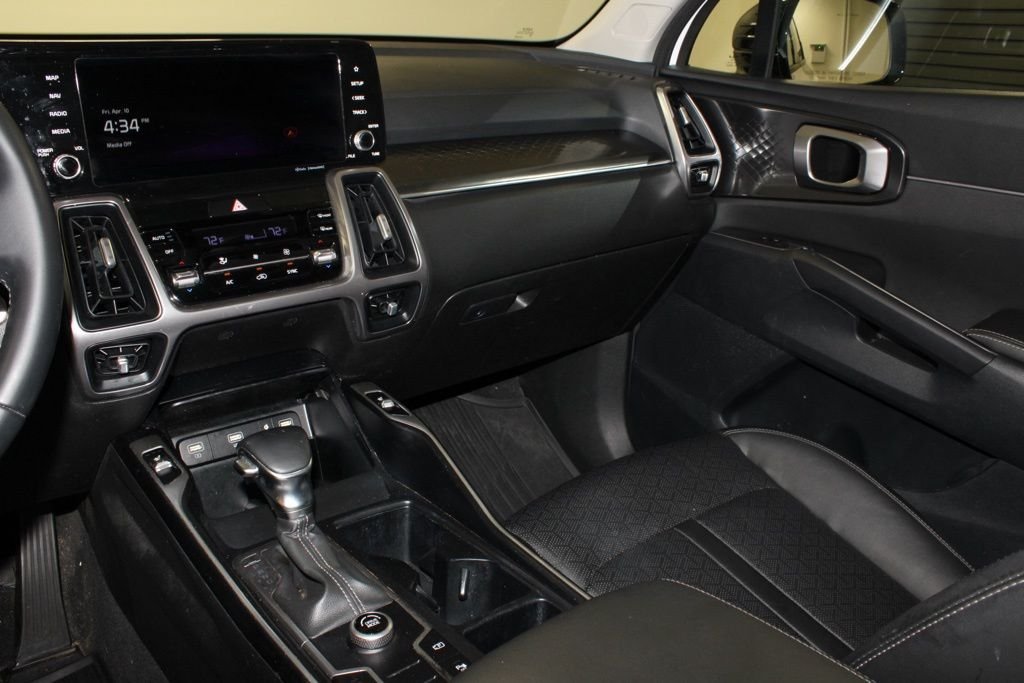 2023 Kia Sorento S - Photo 25