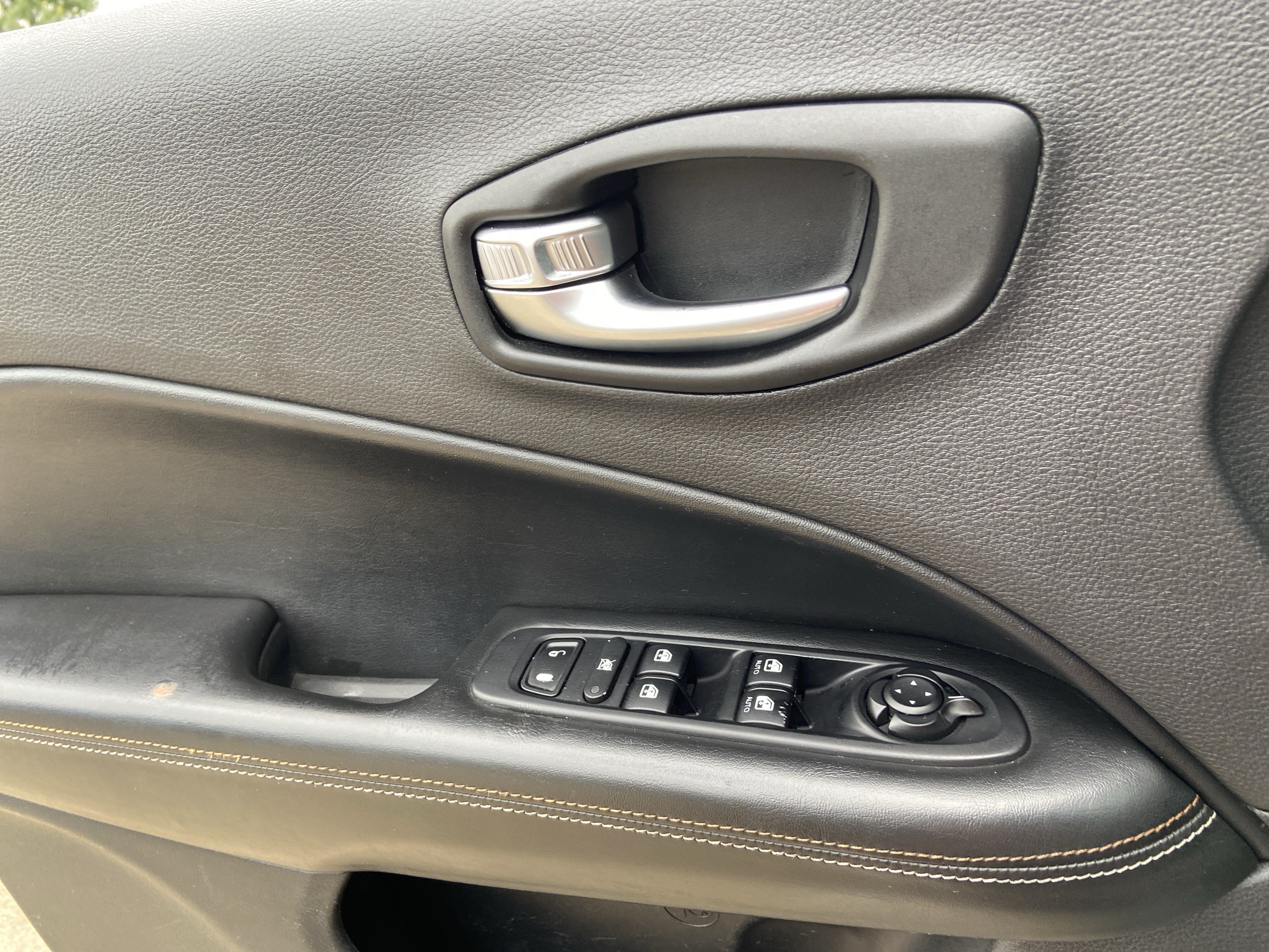 Used 2019 Billet Silver Metallic Clearcoat Jeep Latitude image 47