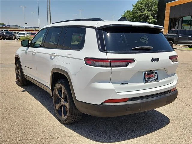 Used 2023 White Jeep Altitude 4x4 image 3