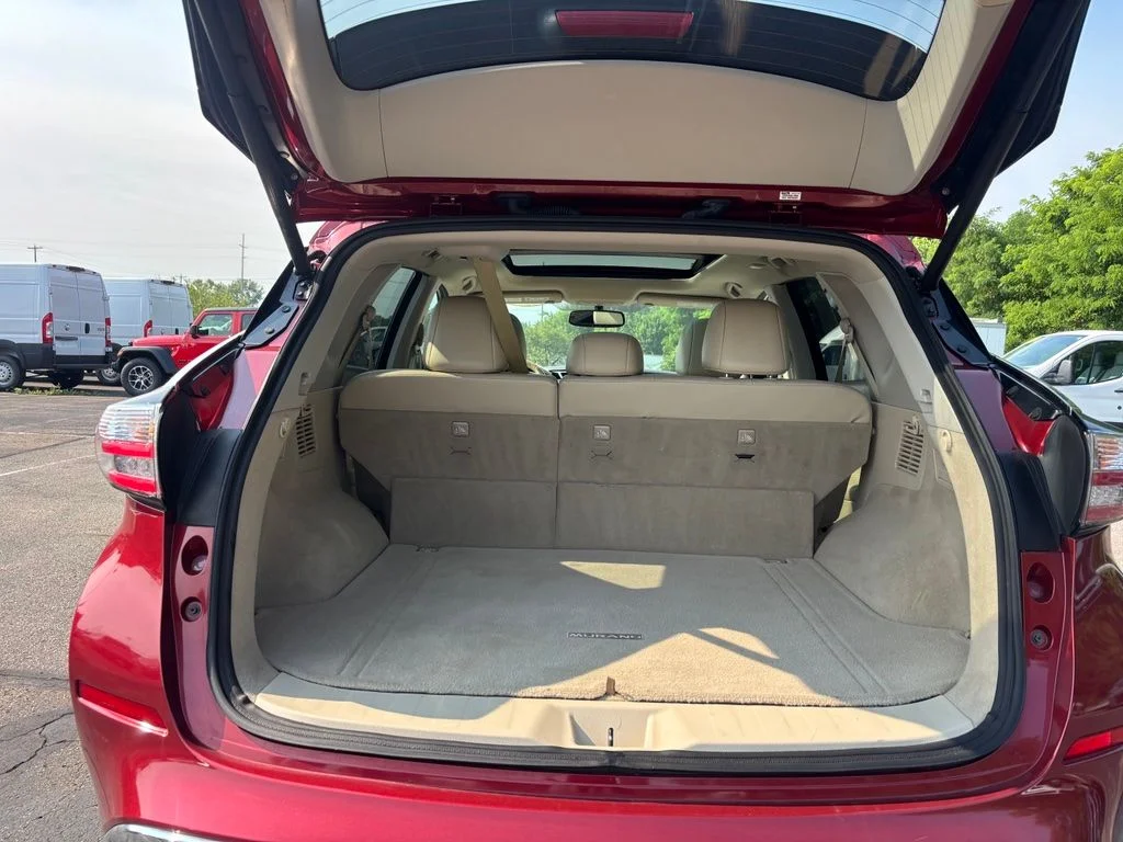 Used 2015 Red Nissan Platinum image 10