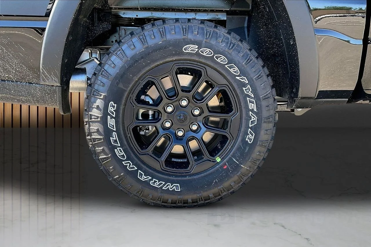 New 2026 Diamond Black Crystal Pearl-Coat Exterior Paint RAM Rebel image 37