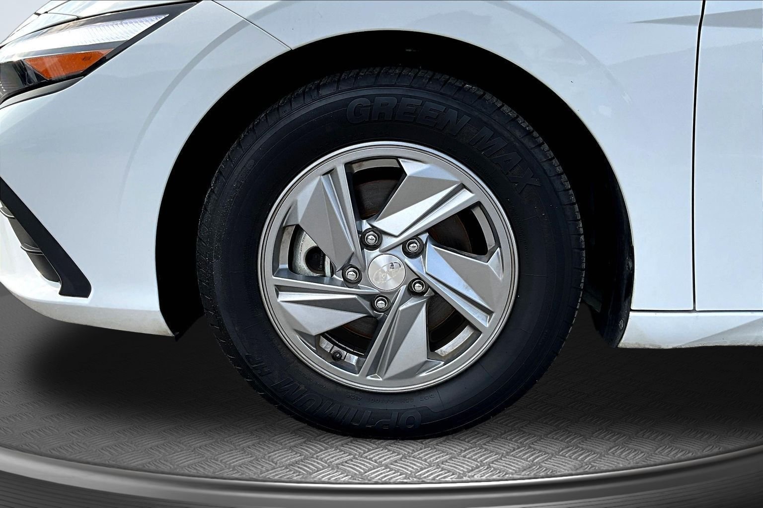 Certified Used 2025 White Hyundai SE image 28