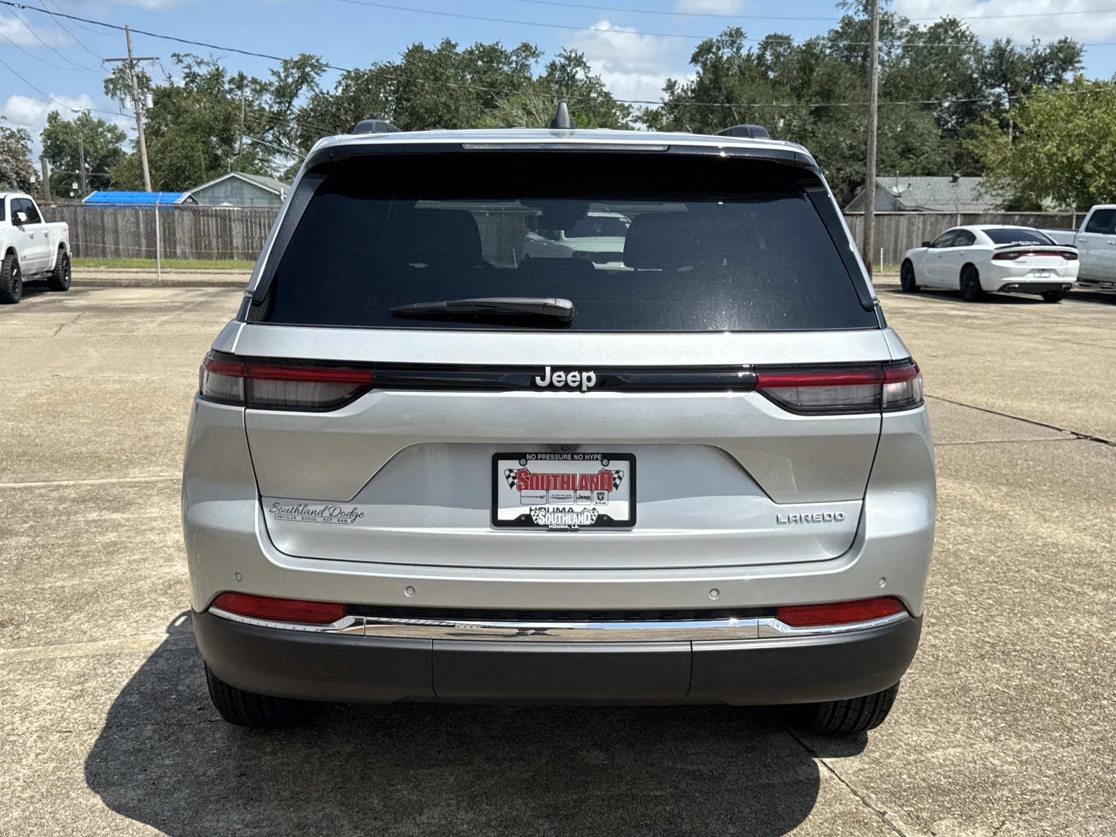 New 2026 Silver Zynith Exterior Paint Jeep Laredo image 5
