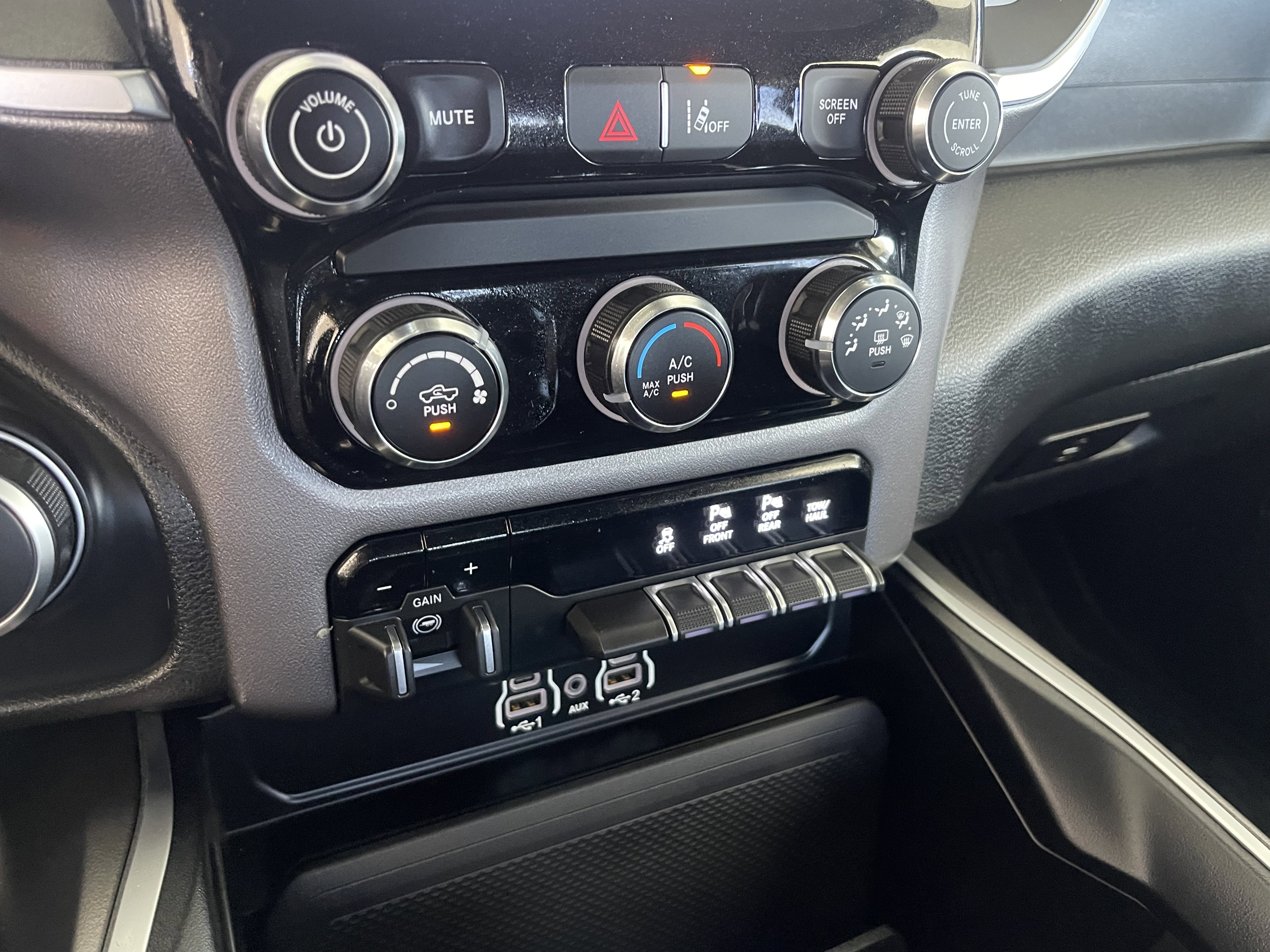 New 2026 Diamond Black Crystal Pearl-Coat Exterior Paint RAM Big Horn/Lone Star image 18