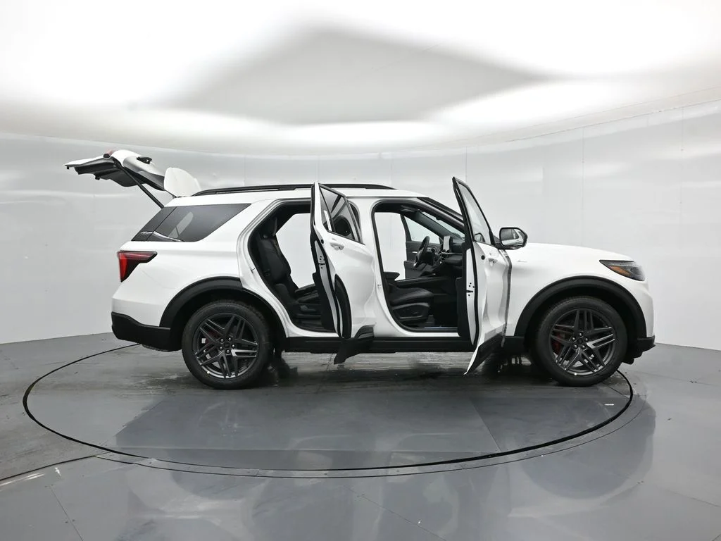 New 2026 Star White Metallic Tri-Coat Ford ST-Line image 4