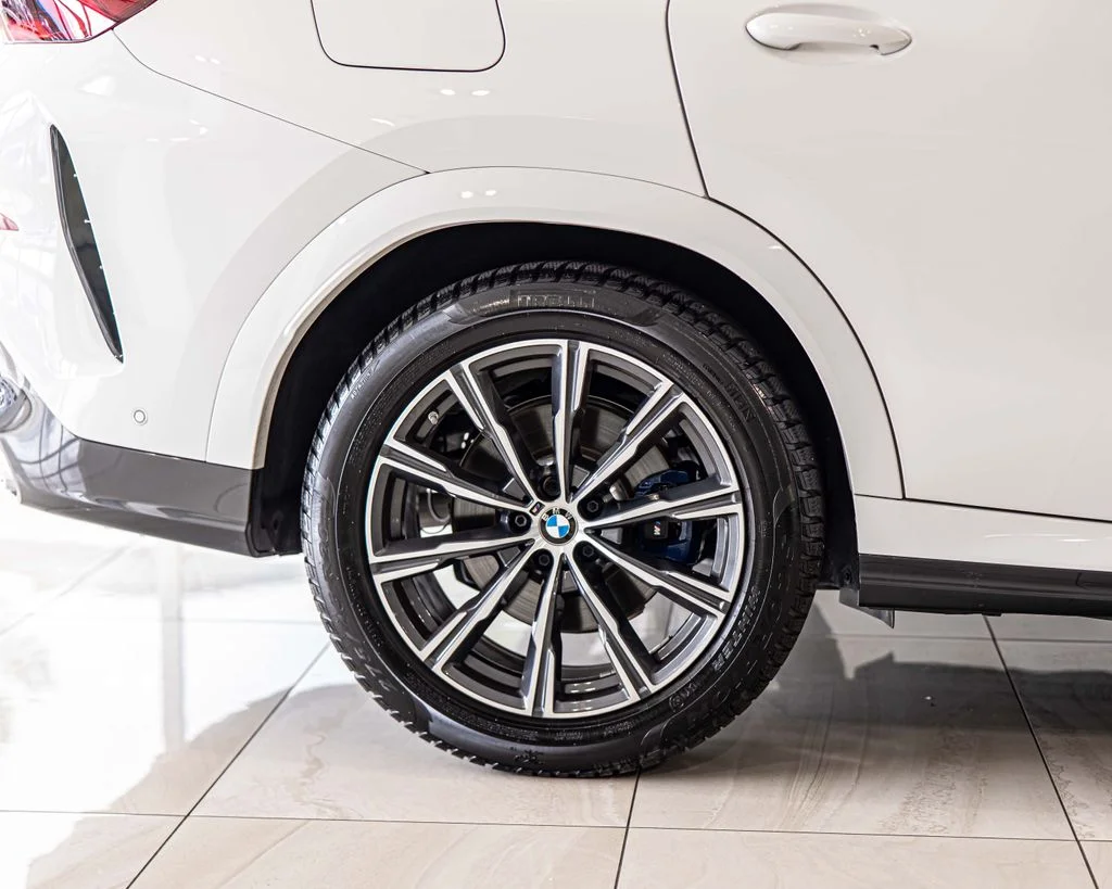 Used 2024 White BMW xDrive40i image 11