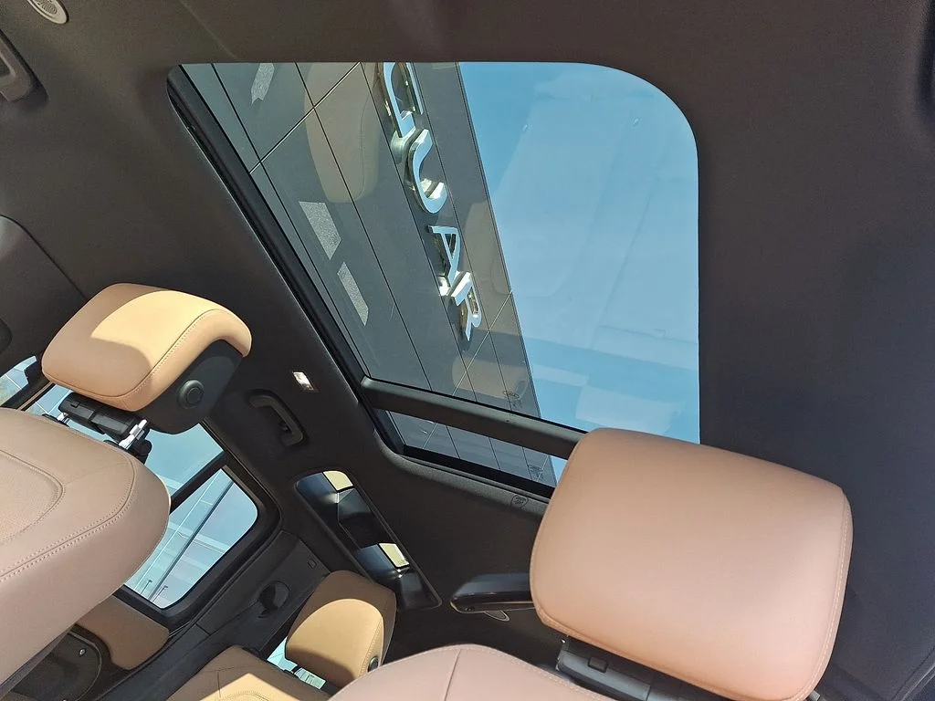 New 2026 Santorini Black Land Rover X-Dynamic SE image 10