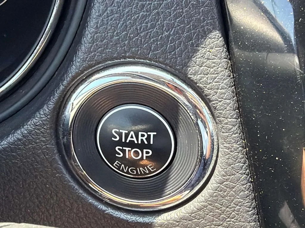 Used 2016 Cayenne Red Nissan SV image 22