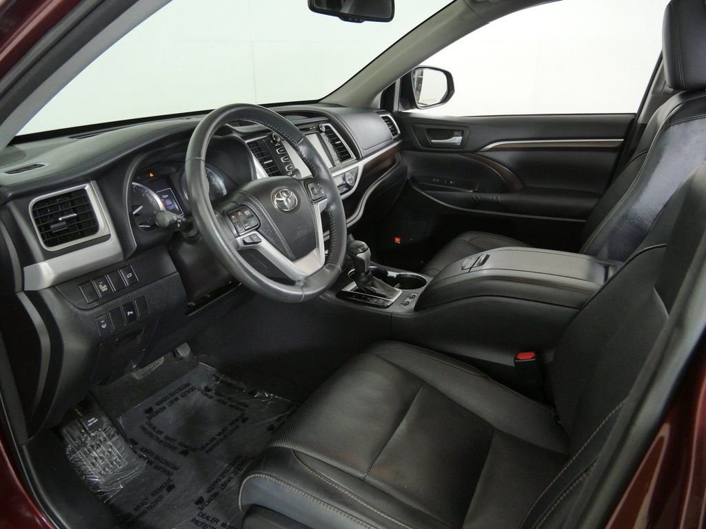 Used 2015 Red Toyota Limited image 33