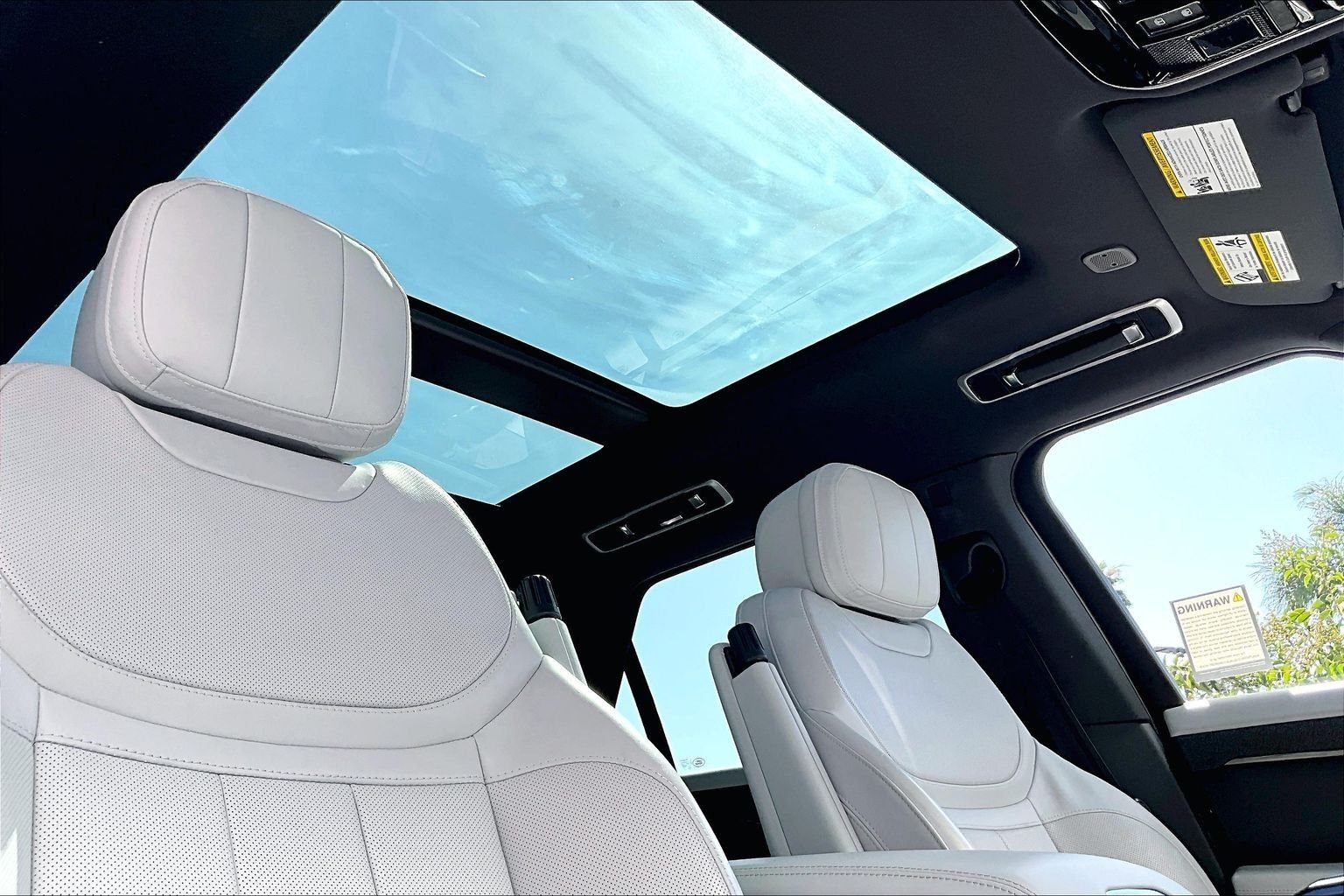 Used 2025 White Land Rover SE image 22