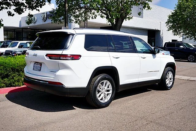 Used 2023 White Jeep Laredo image 7