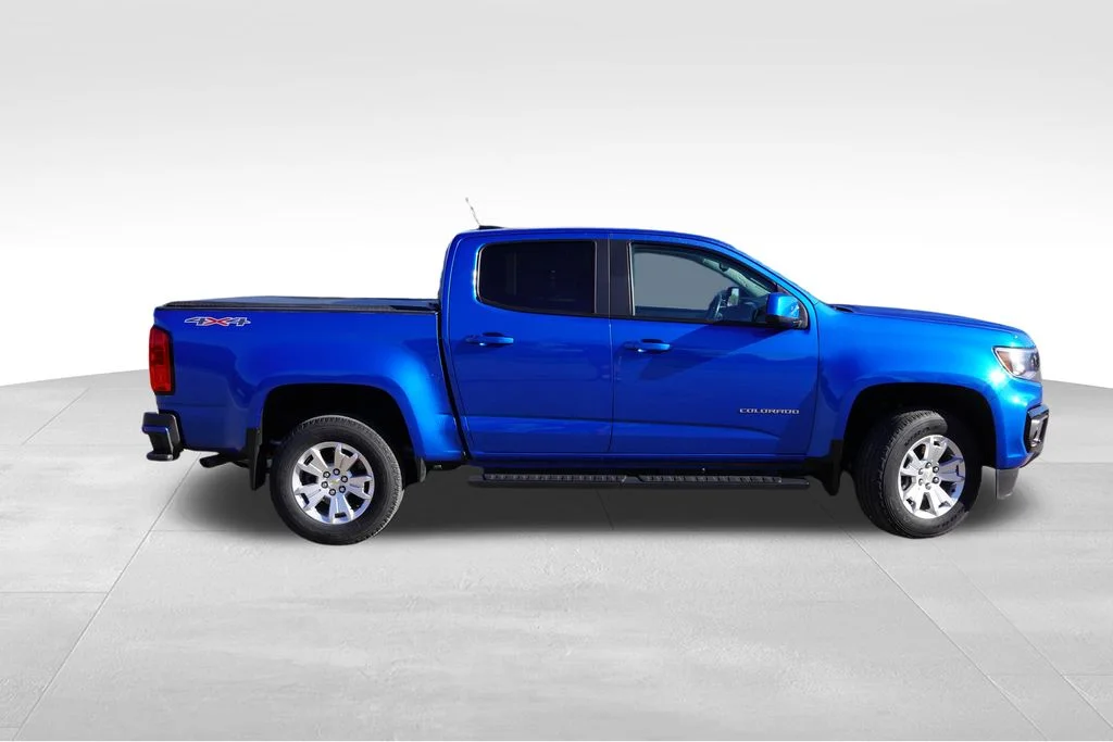 Used 2022 Blue Chevrolet LT image 3
