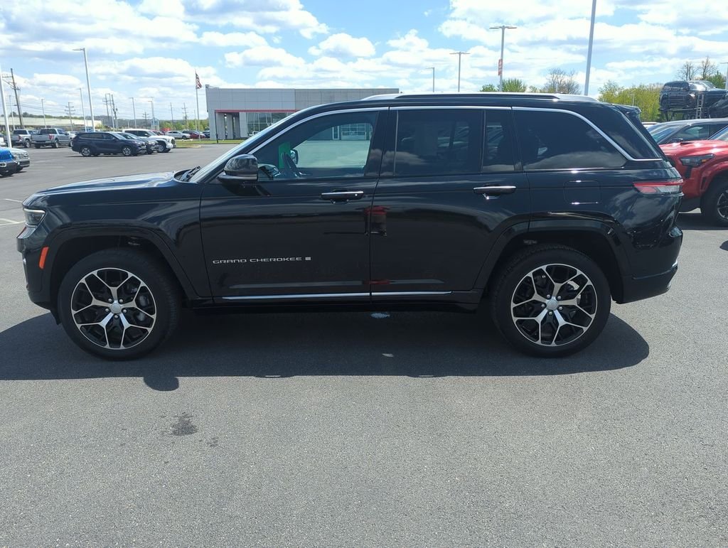 Used 2022 Black Jeep Summit Reserve image 5