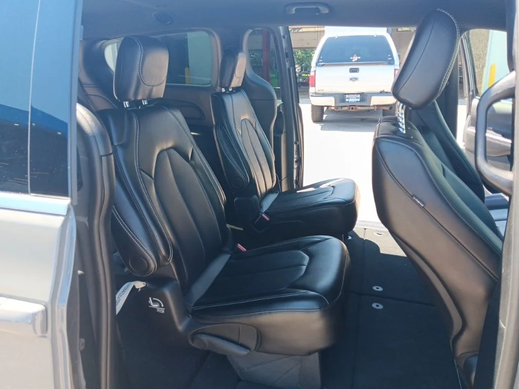Used 2025 Ceramic Gray Clearcoat Chrysler Select image 30