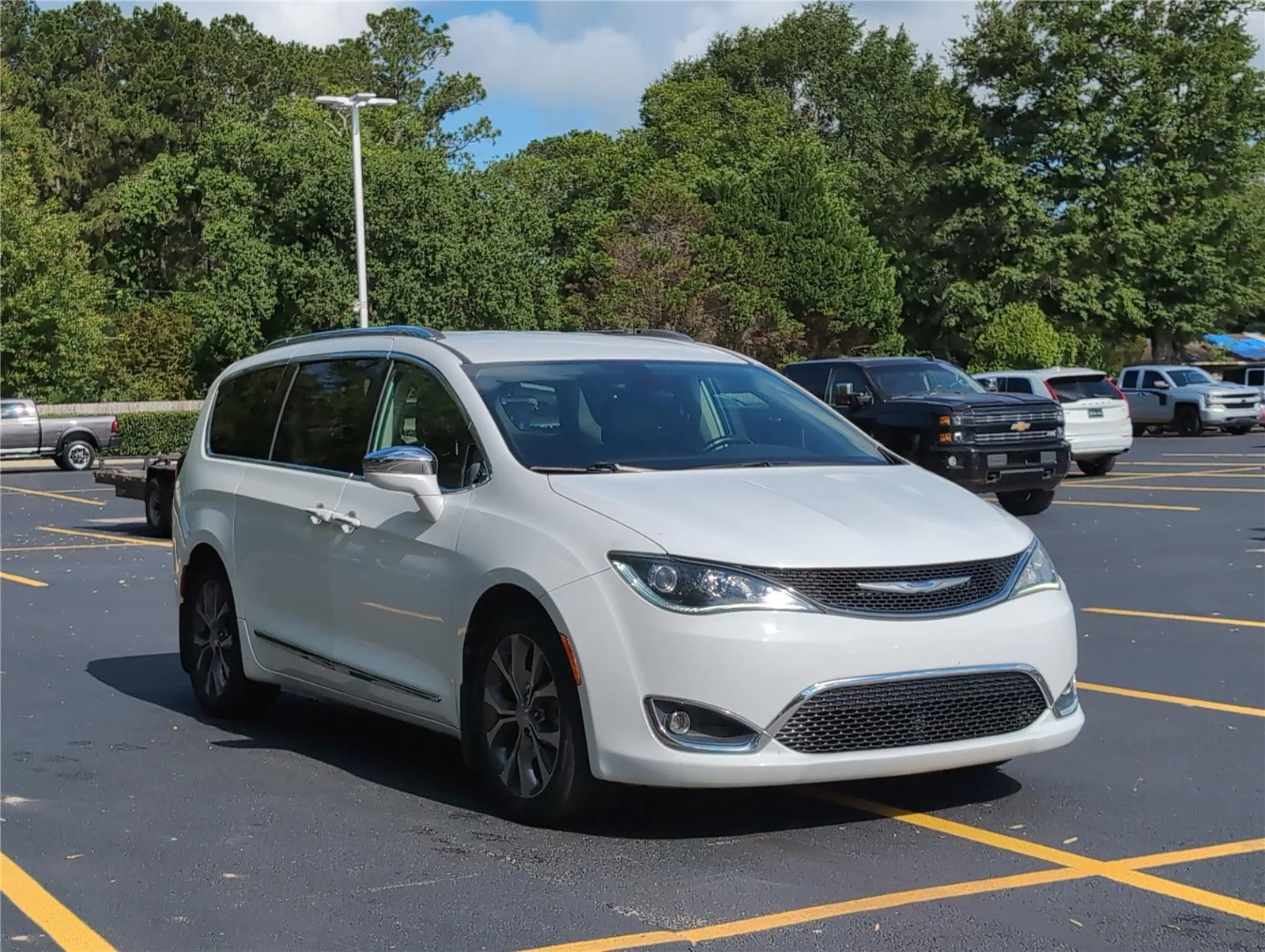 Used 2018 Bright White Clearcoat Chrysler Limited image 9