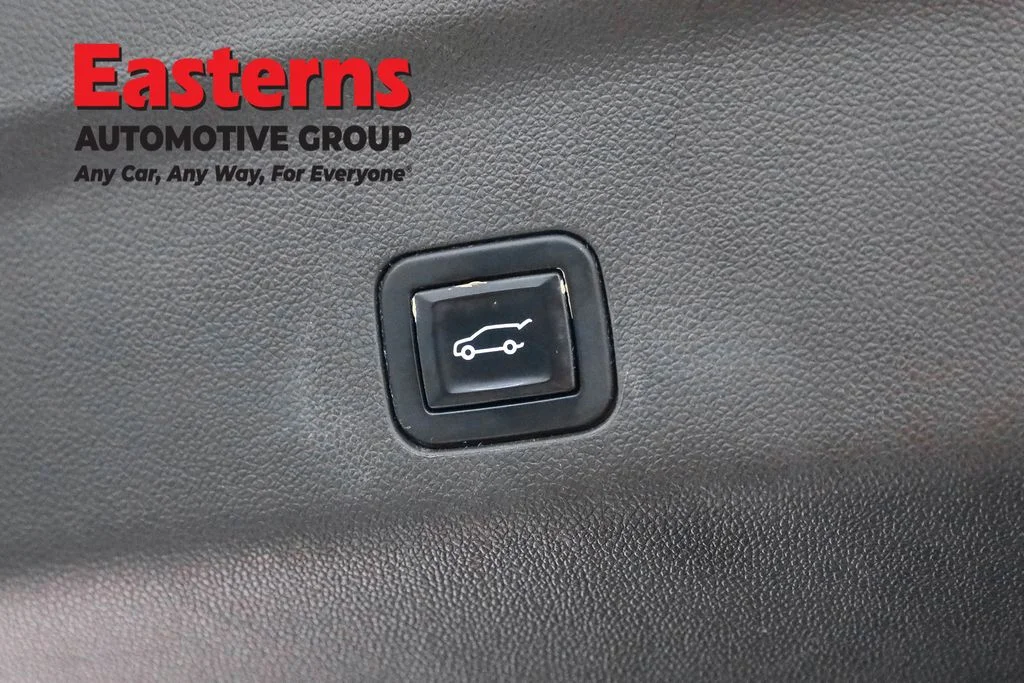 Used 2022 White GMC Denali image 26