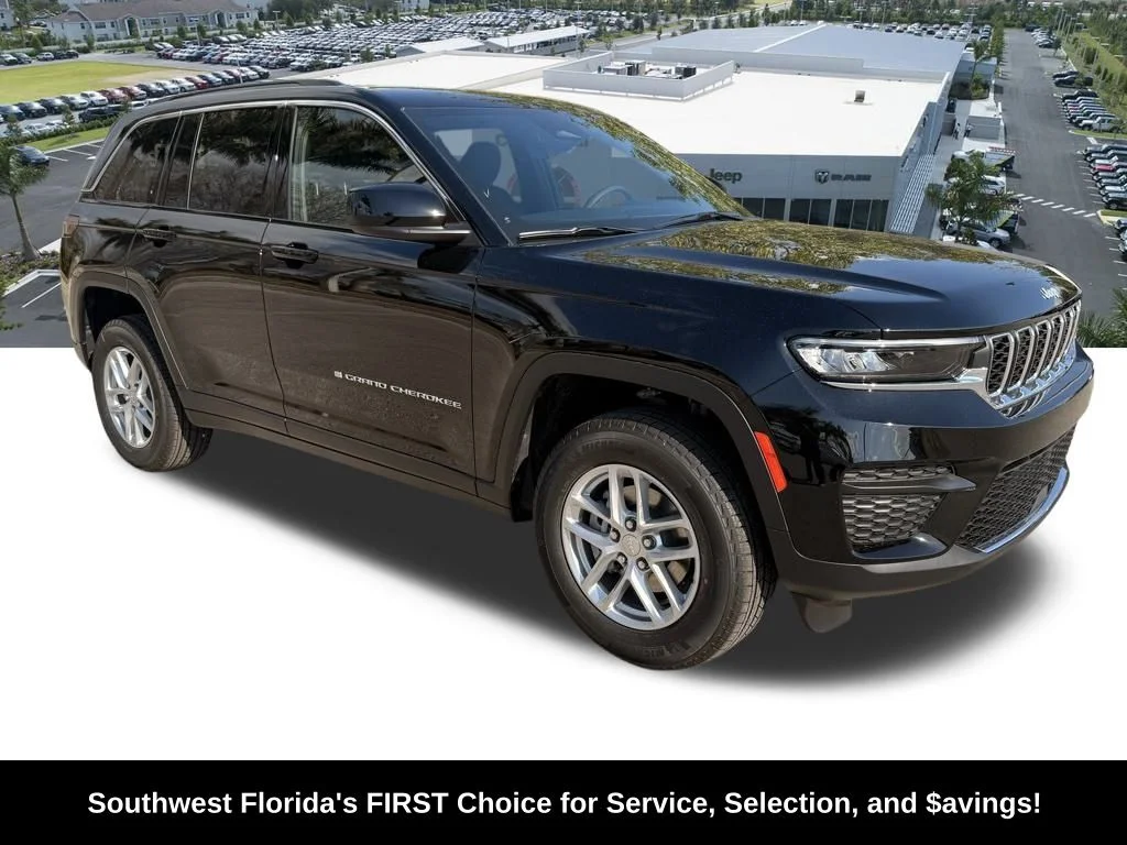New 2026 Diamond Black Crystal Pearlcoat Jeep Laredo image 2