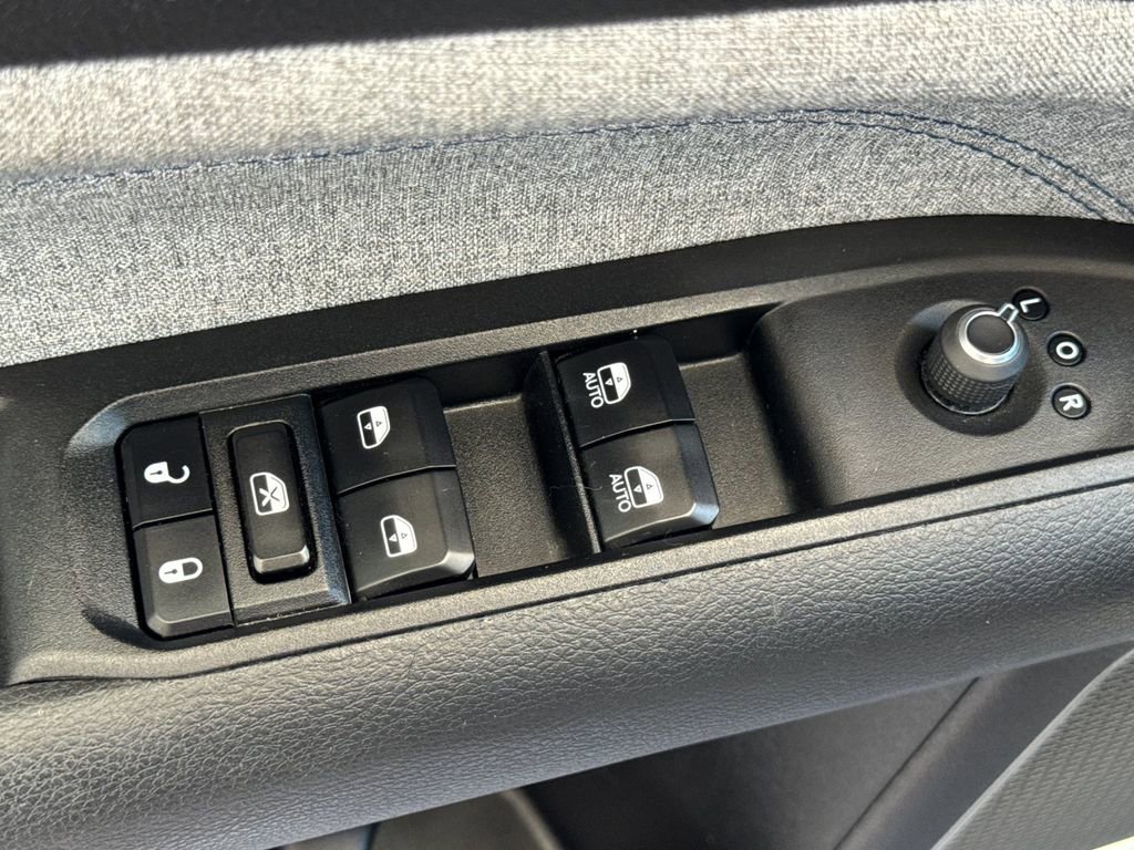 Used 2024 White Jeep Latitude image 11