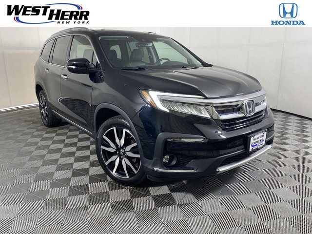 2022 Honda Pilot Touring w/Rear Captain's Chairs