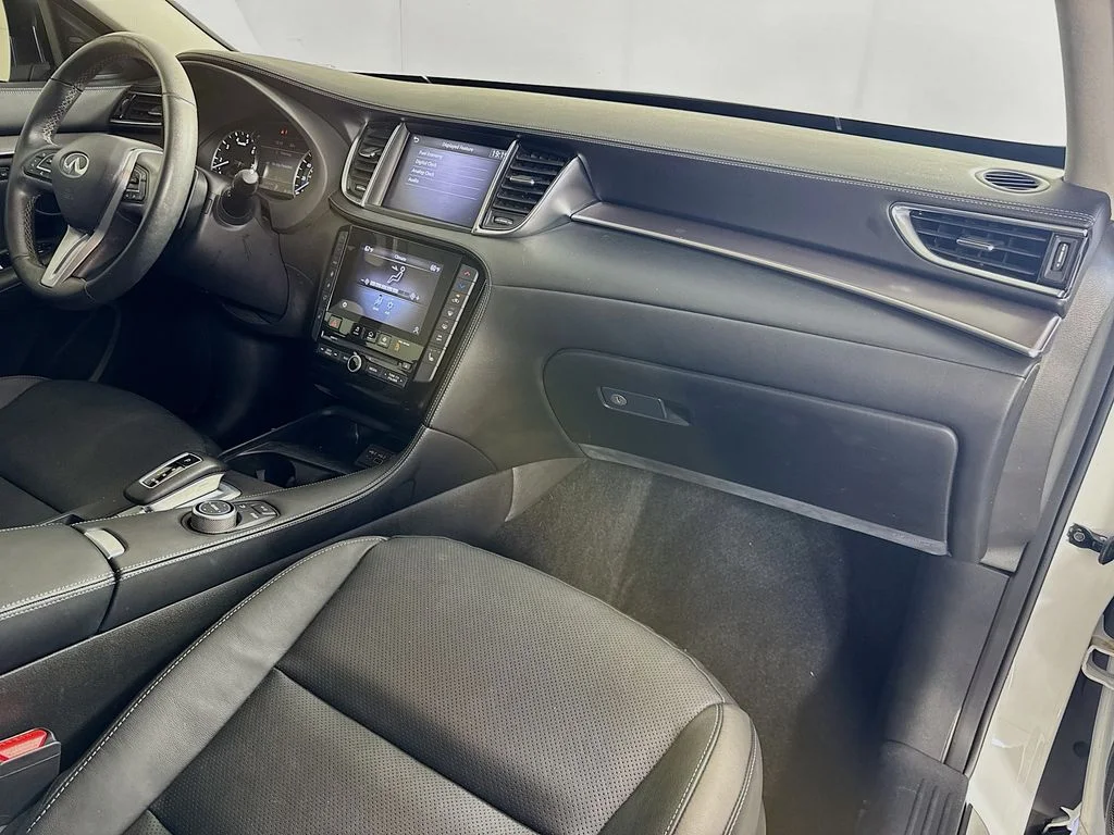 Certified Used 2023 White INFINITI LUXE image 39