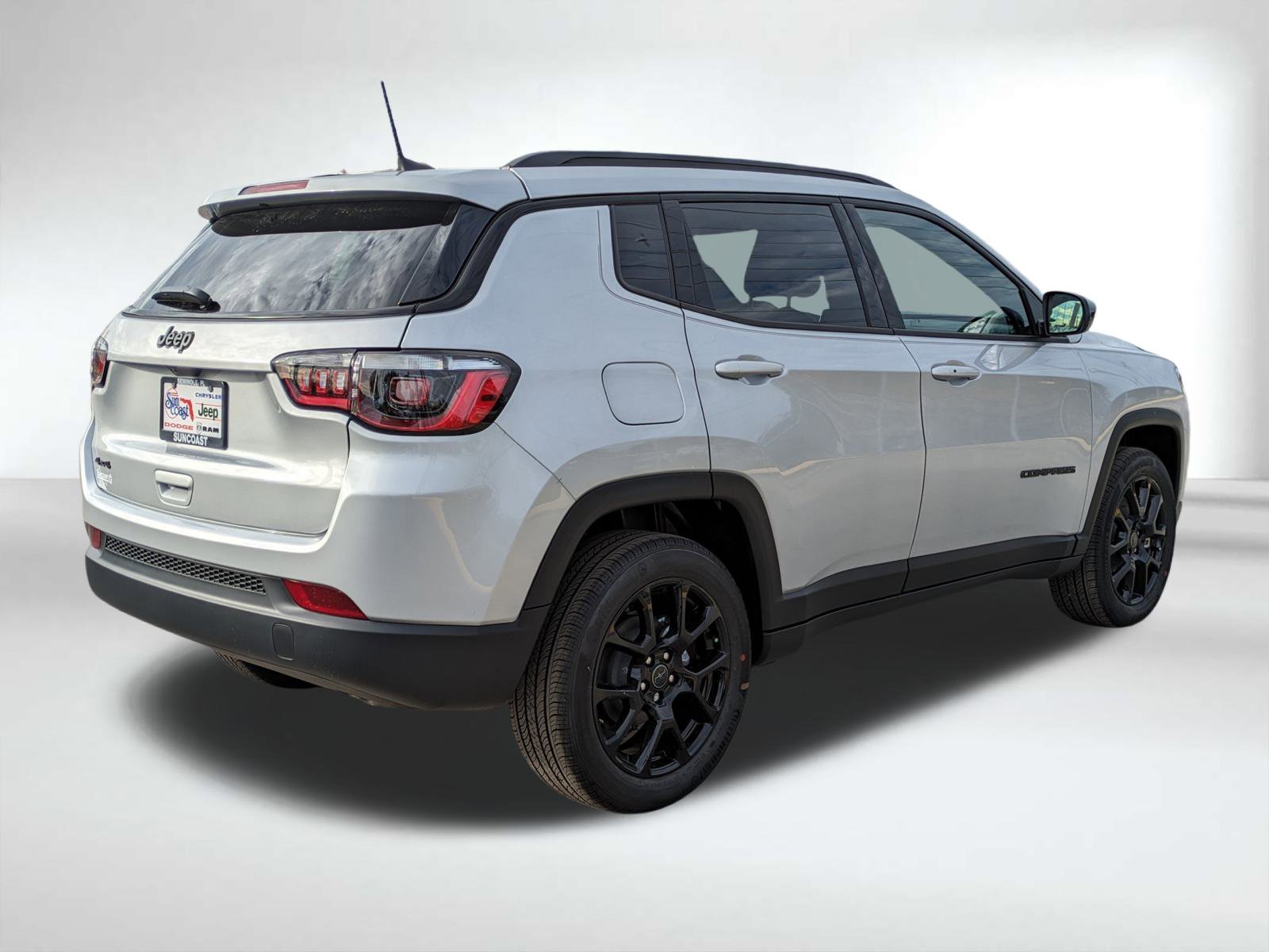 New 2026 Silver Zynith Metallic Clear-Coat Exterior Paint Jeep Latitude image 4
