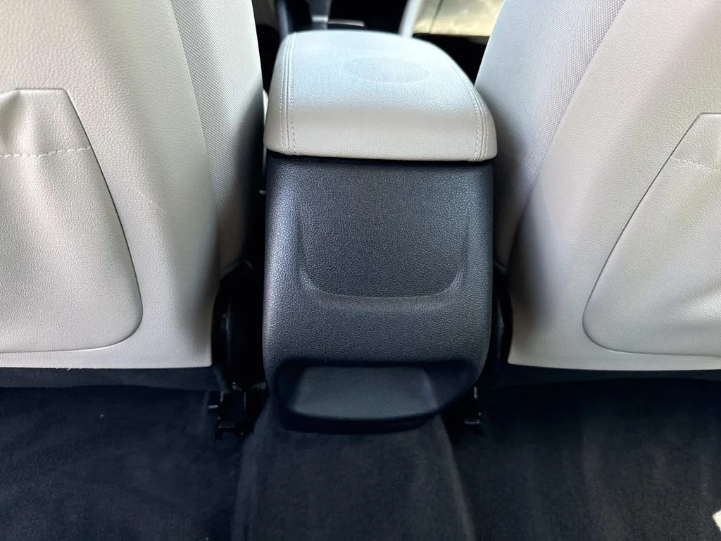 Used 2018 White Kia LX image 21