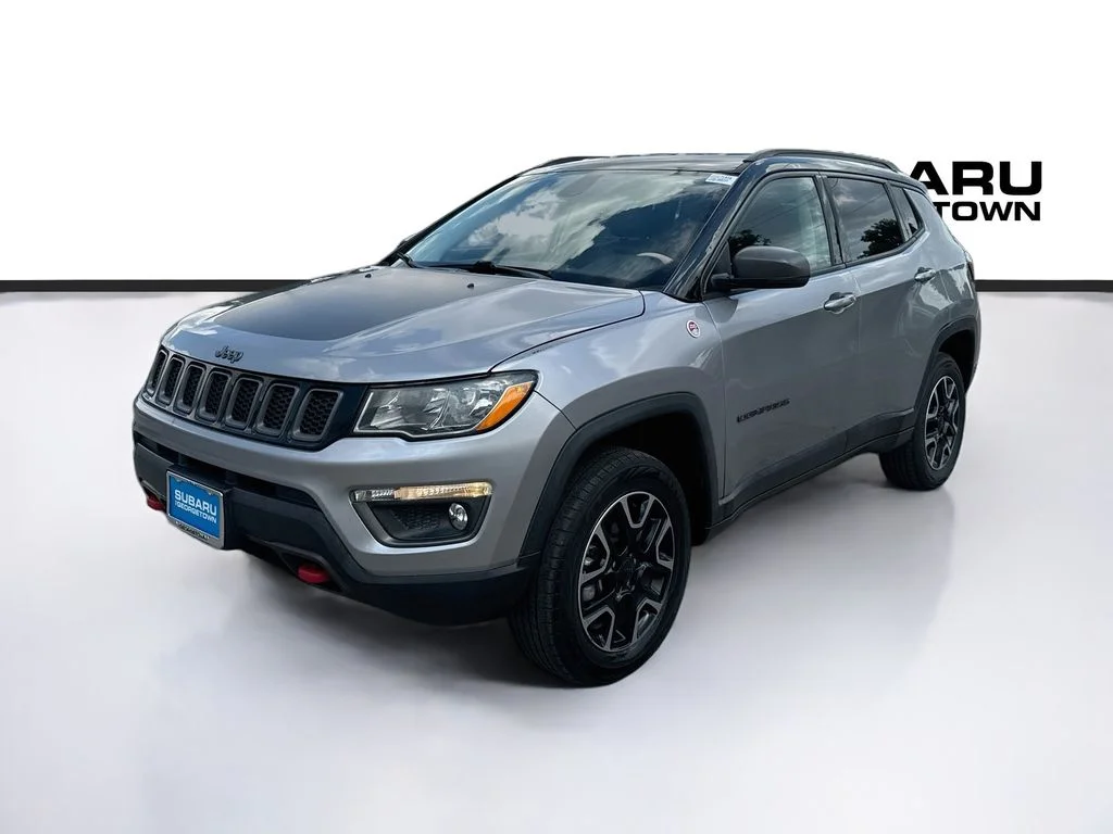 Used 2019 Silver Jeep Trailhawk image 3