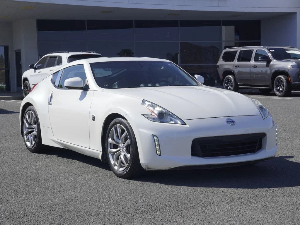 Used 2013 White Nissan Base image 1