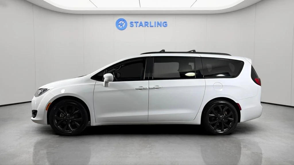 Used 2019 White Chrysler Touring Plus image 4