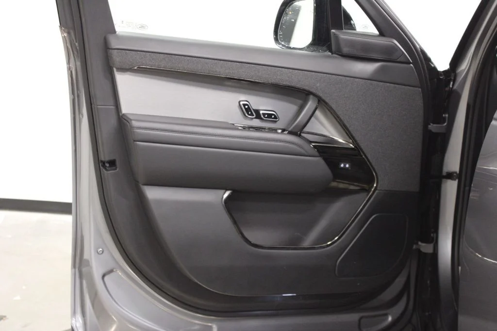 Used 2024  Land Rover Dynamic SE image 16