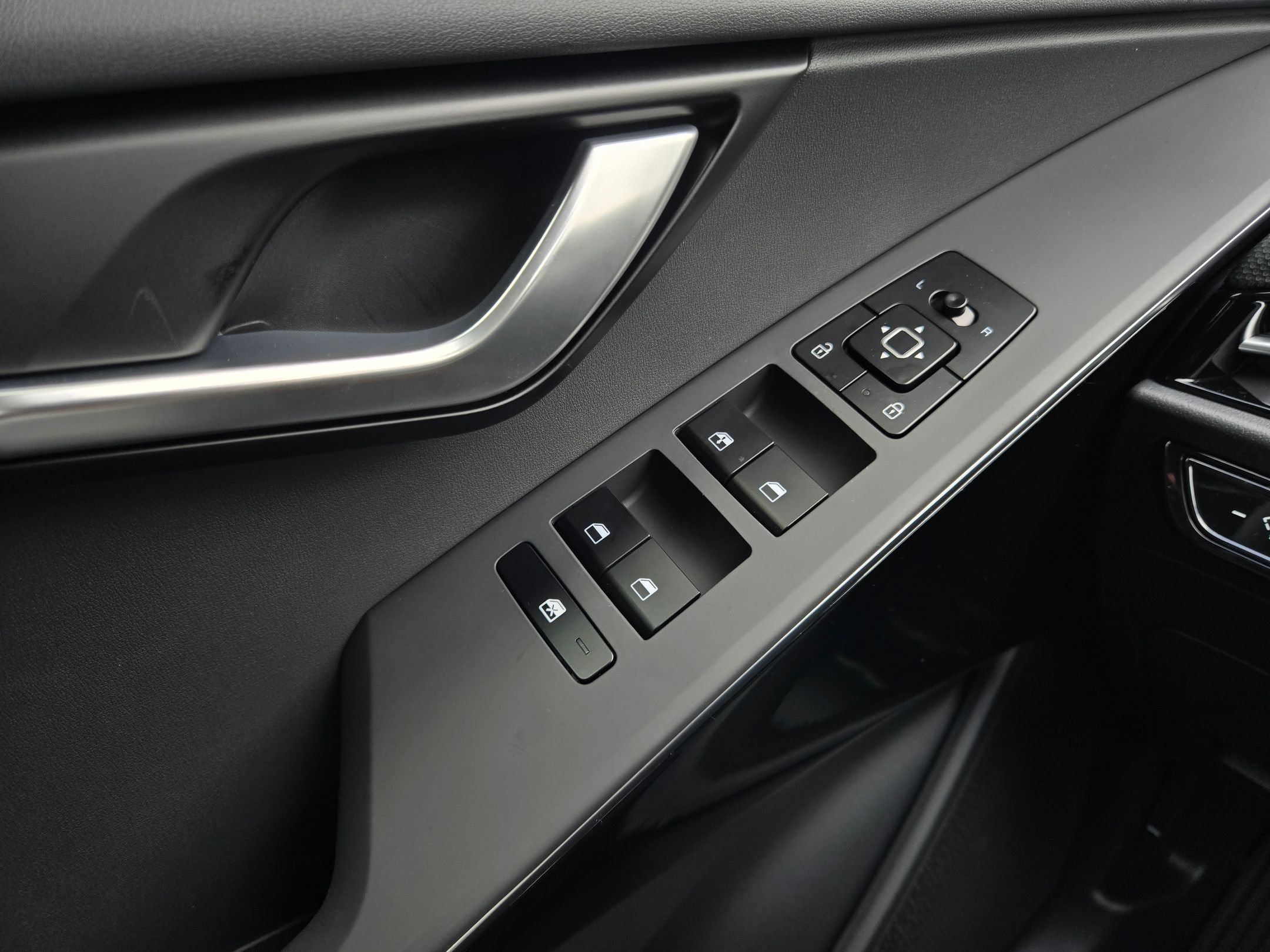 New 2026 Snow White Pearl Kia EX image 23