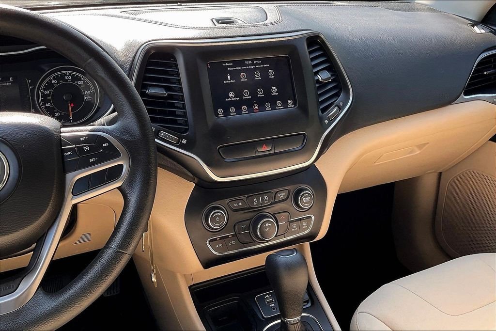 Used 2020 Red Jeep Latitude image 12